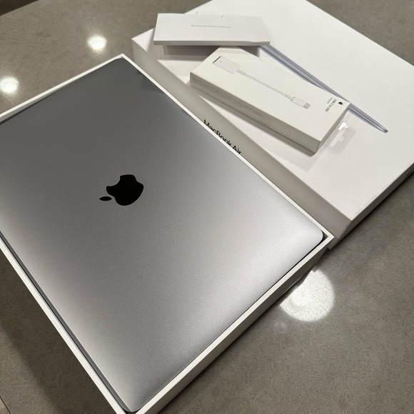 MacBook Air 13 inch Like New - Picture 8 of 14